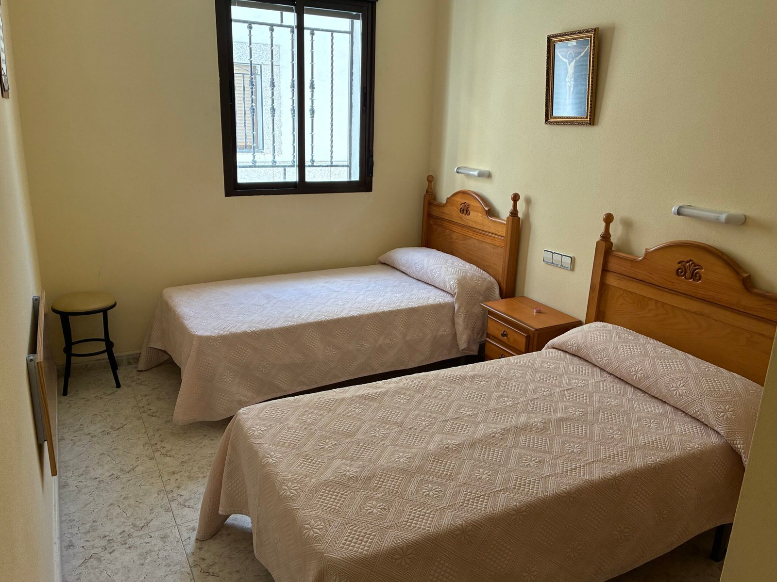 Habitación de la hospedería con vistas al paisaje de Monfragüe